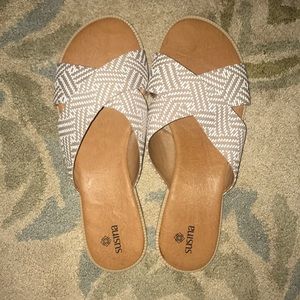 ⭐️SOLD⭐️ Susina White & Beige Sandals